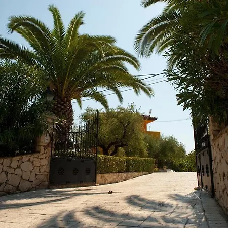 Villa Iliaktida - Private With Large Pool, Garden, Outdoor Kitchen&bbq